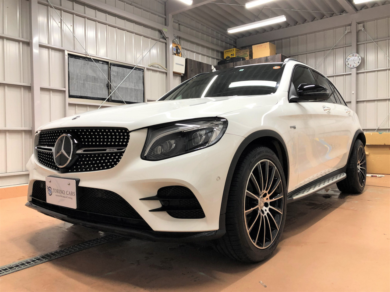 最高級のスーパー サンシェード メルセデスベンツGLC43 AMG 18-21イントロテックカスタムプレミアムフォールドオートシェード用 For  Mercedes-Benz GLC43 18-21 Intro-Tech Custom Premium Folding Auto Shade 